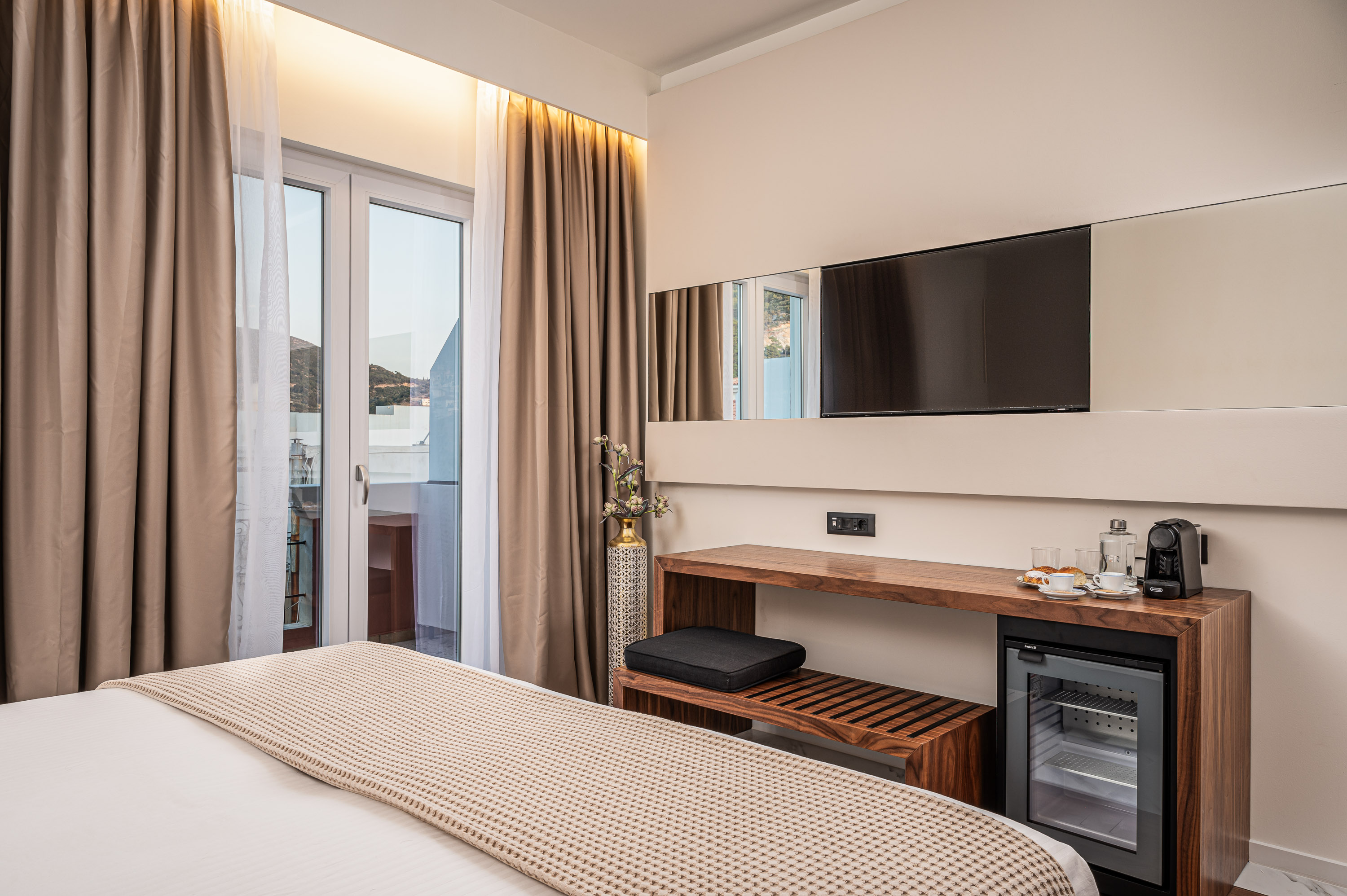 Deluxe, Double or Twin Bed, Side Sea View 2/4
