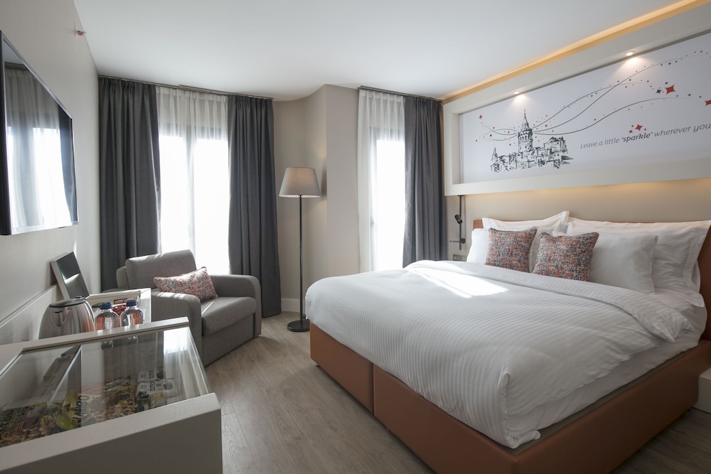 Sparkle Hotel 18/64