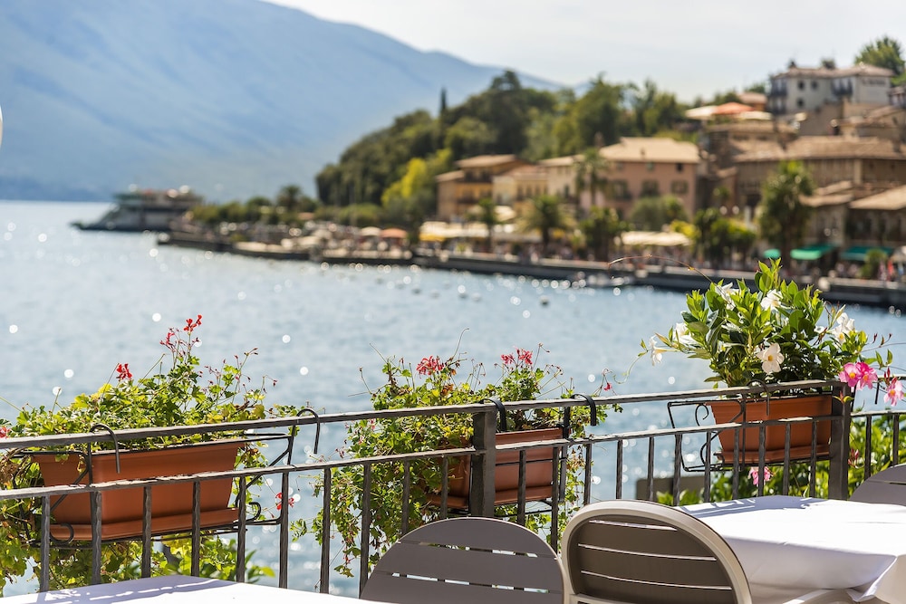 Hotel All Azzurro in LIMONE SUL GARDA