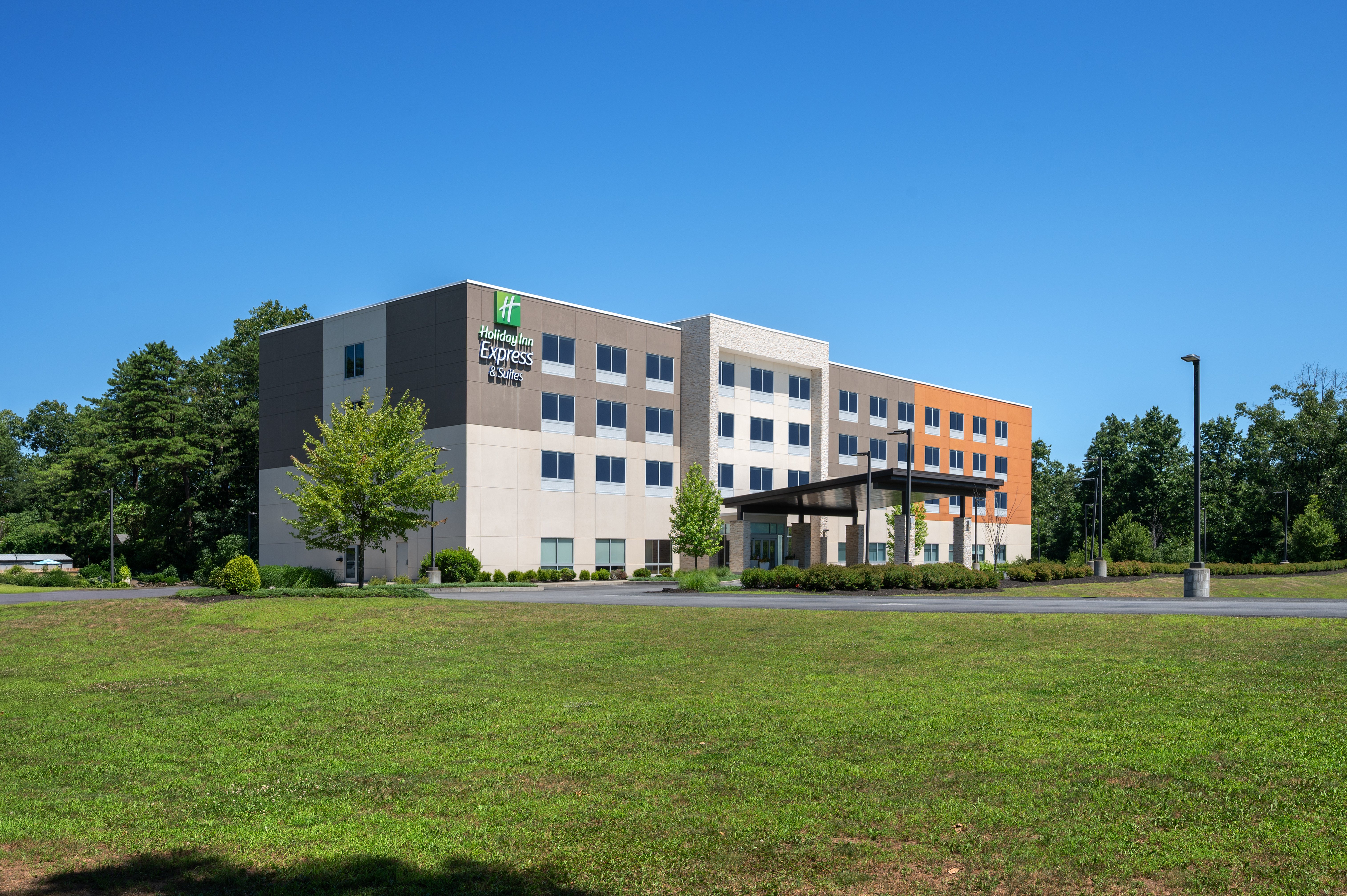 Holiday Inn Express & Suites Queensbury - Lake George Area 69/71