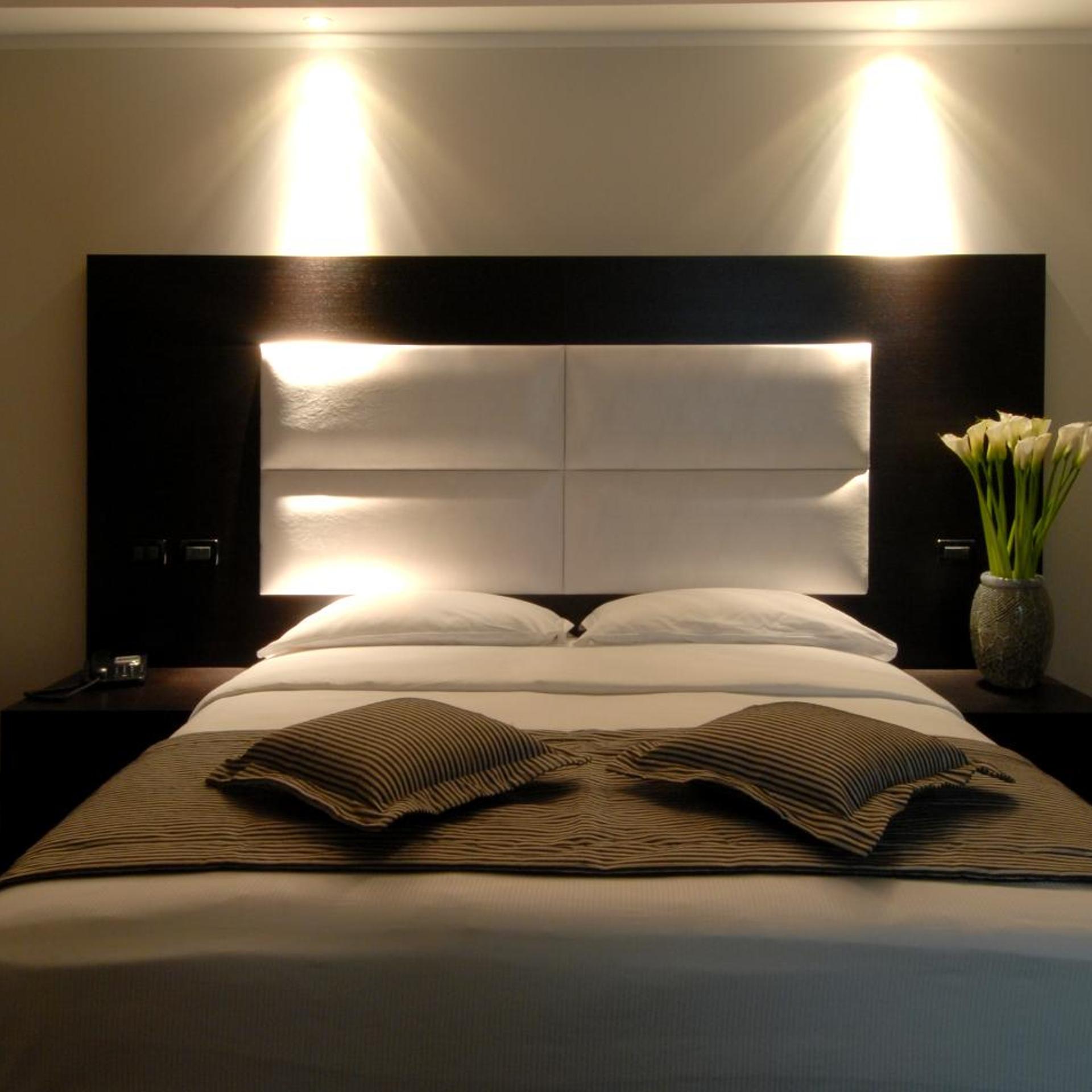 ROOM, DOUBLE OR TWIN BED