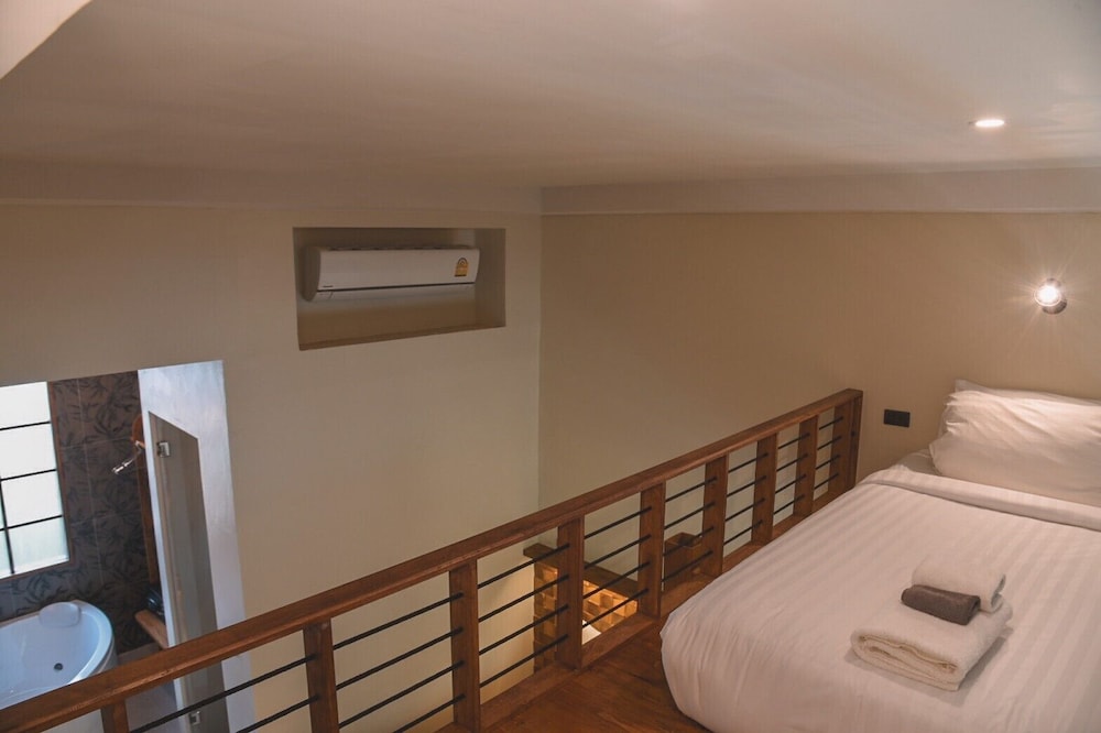 ROOM, QUADRUPLE