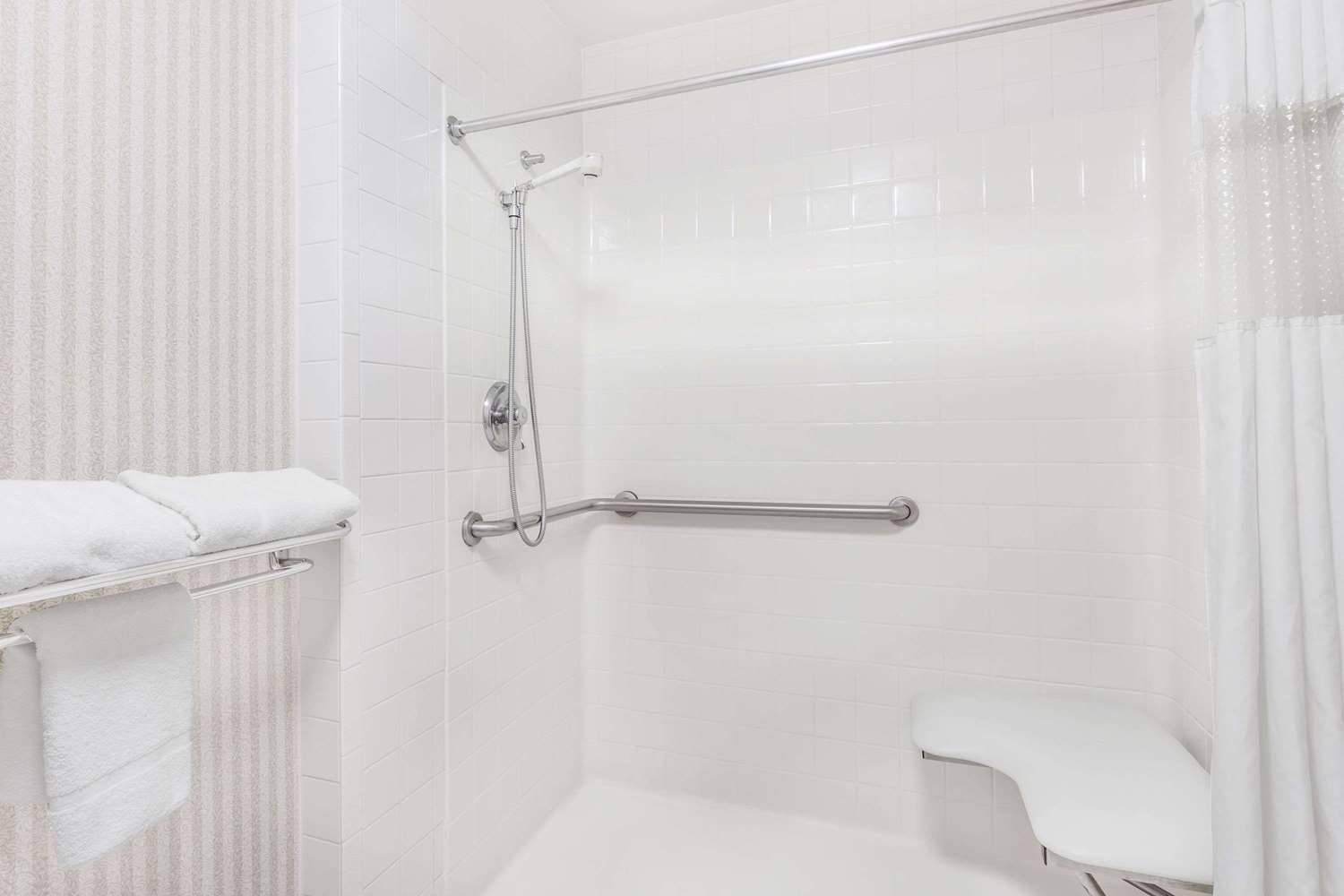 Ramada by Wyndham Macon 45/45
