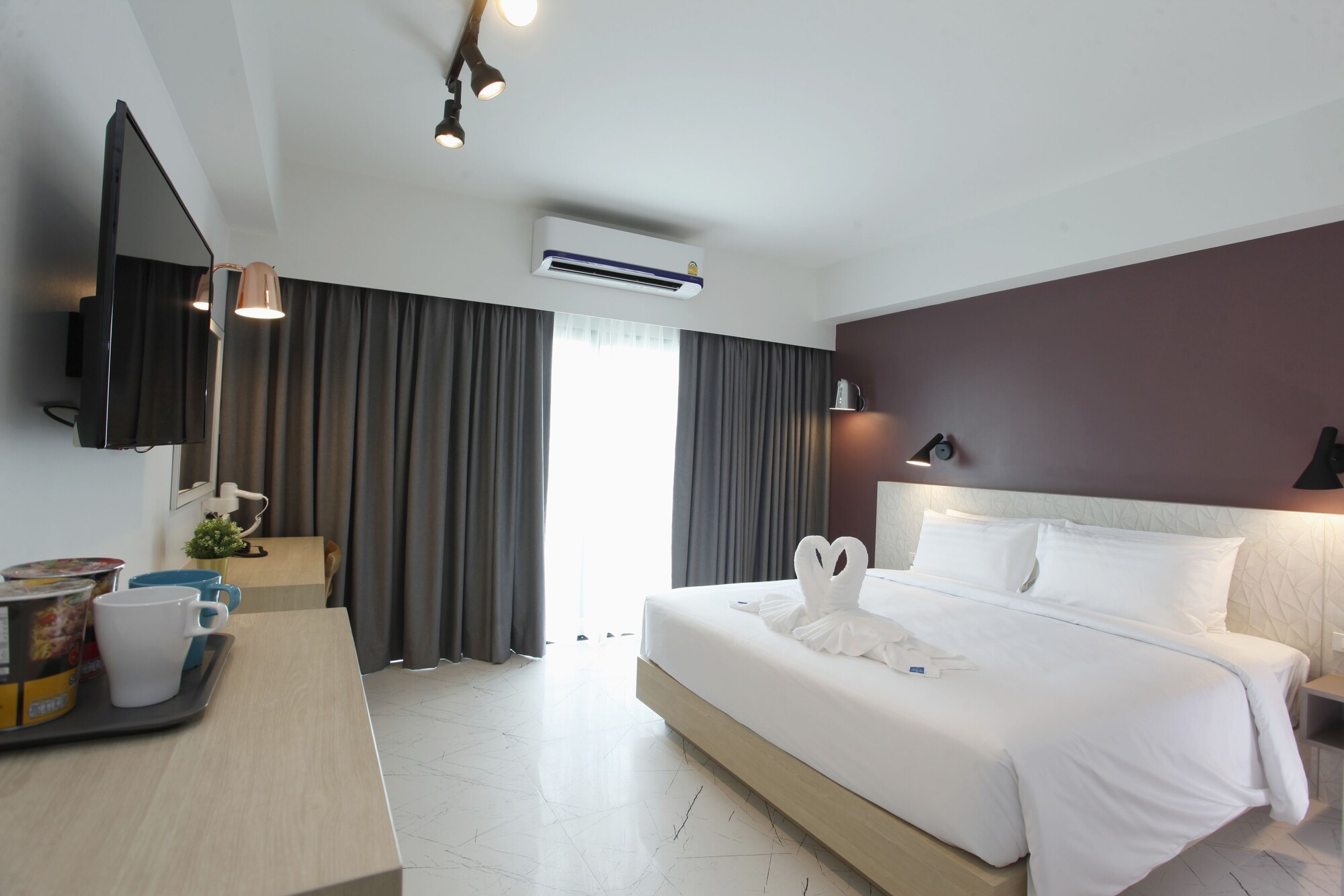 ROOM, KING BED, BALCONY