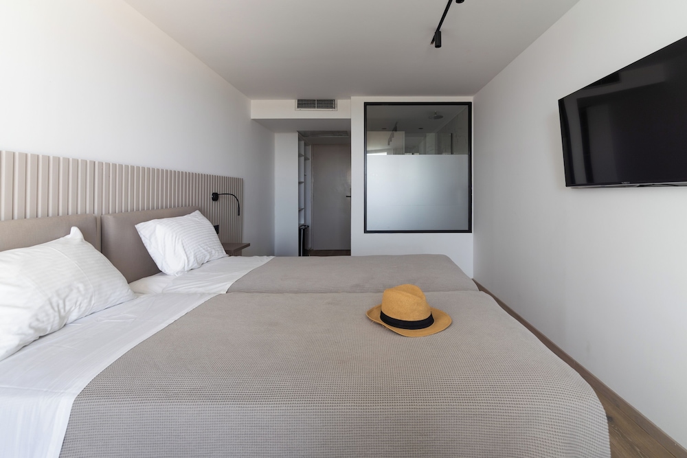 ROOM, DOUBLE BED, PARTIAL SEA VIEW