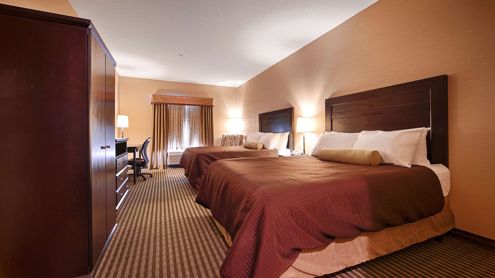 Standard, 2 Queen Beds, Pet Friendly