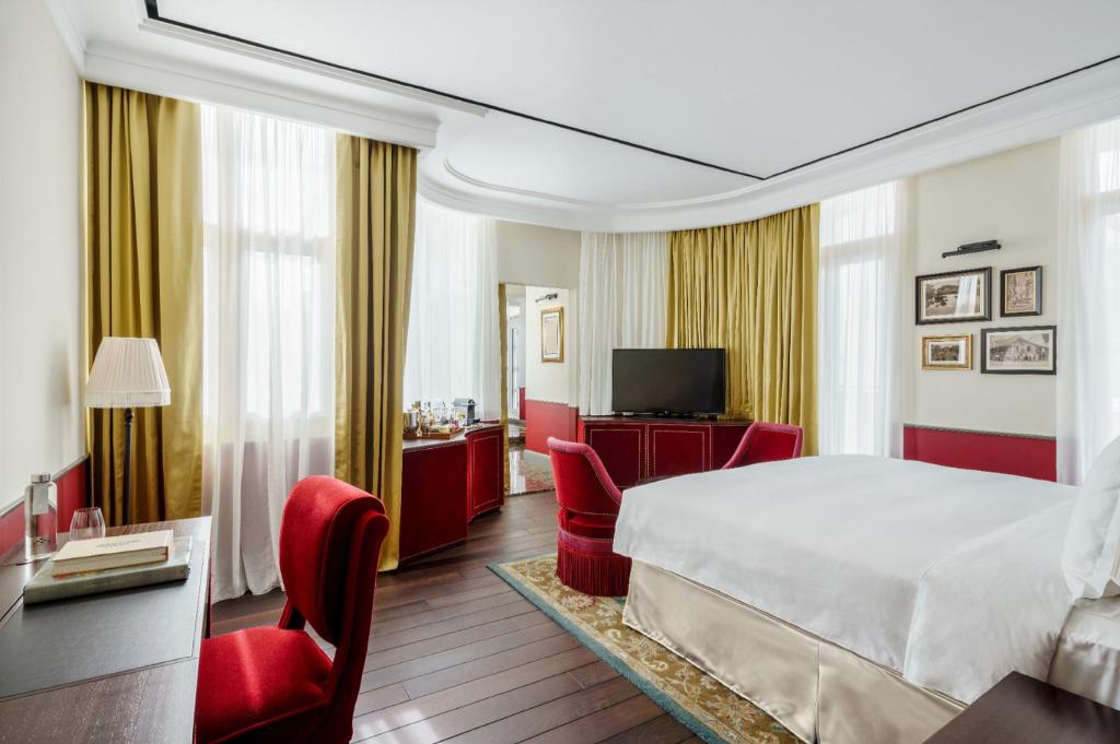 1 Bedroom, Maxwell, Suite, King Bed, Partial View, Living Area, Club Lounge Access, Large