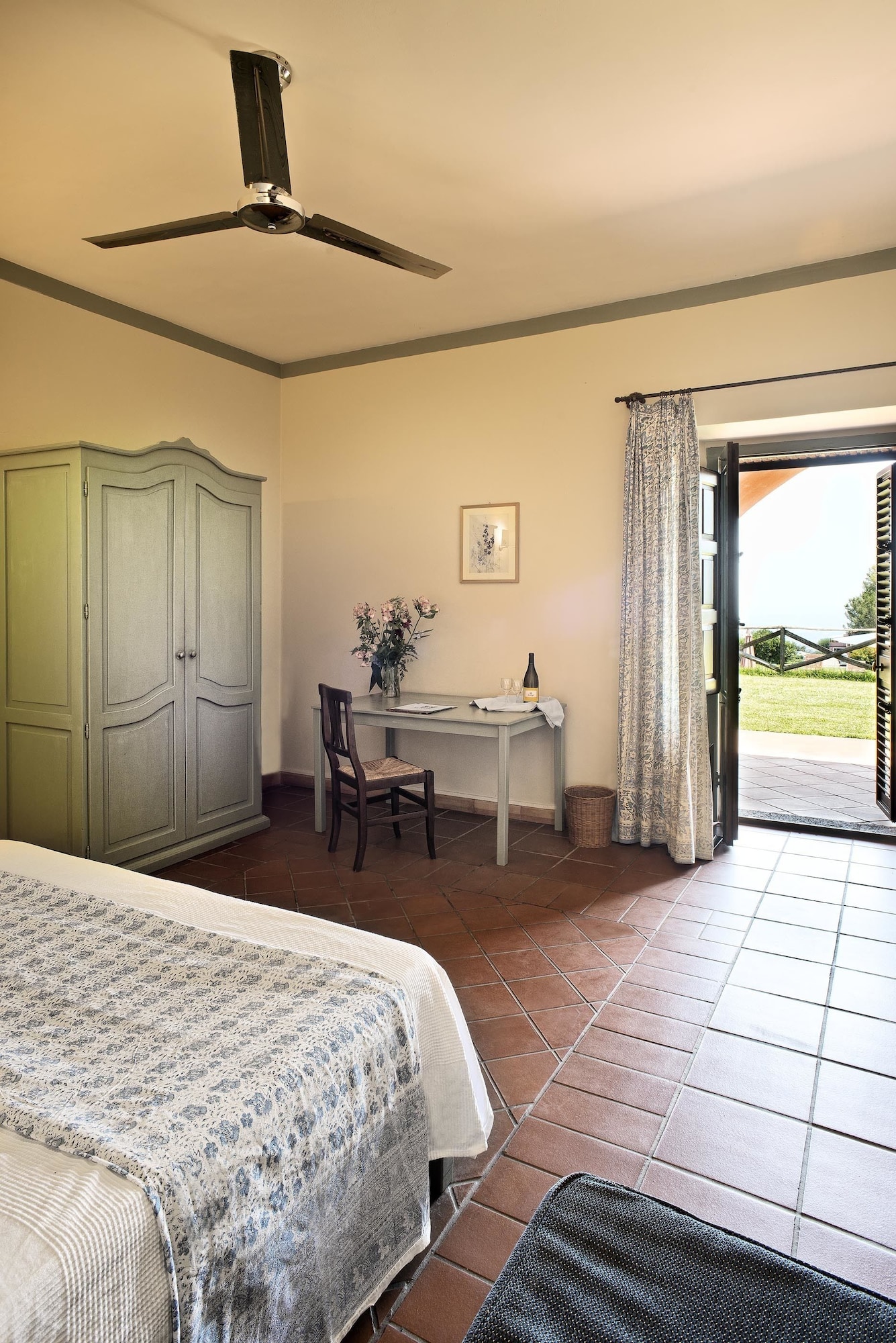 SUPERIOR, QUEEN BED, VINEYARD VIEW