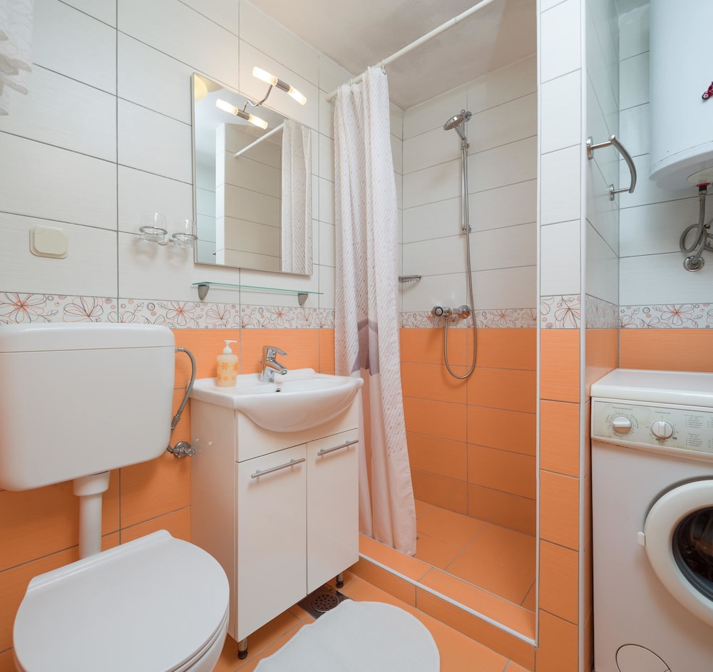 Split Center Suites 64/66