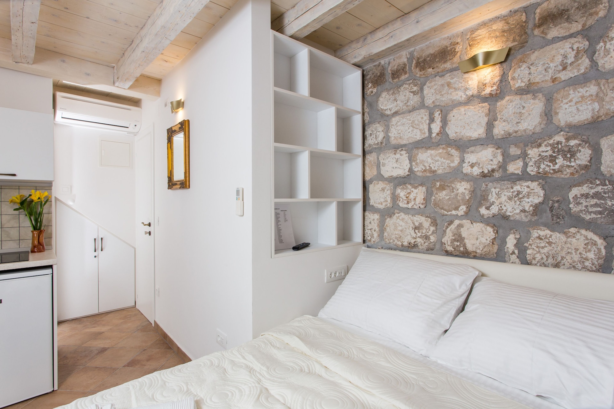 STUDIO, APARTMENT