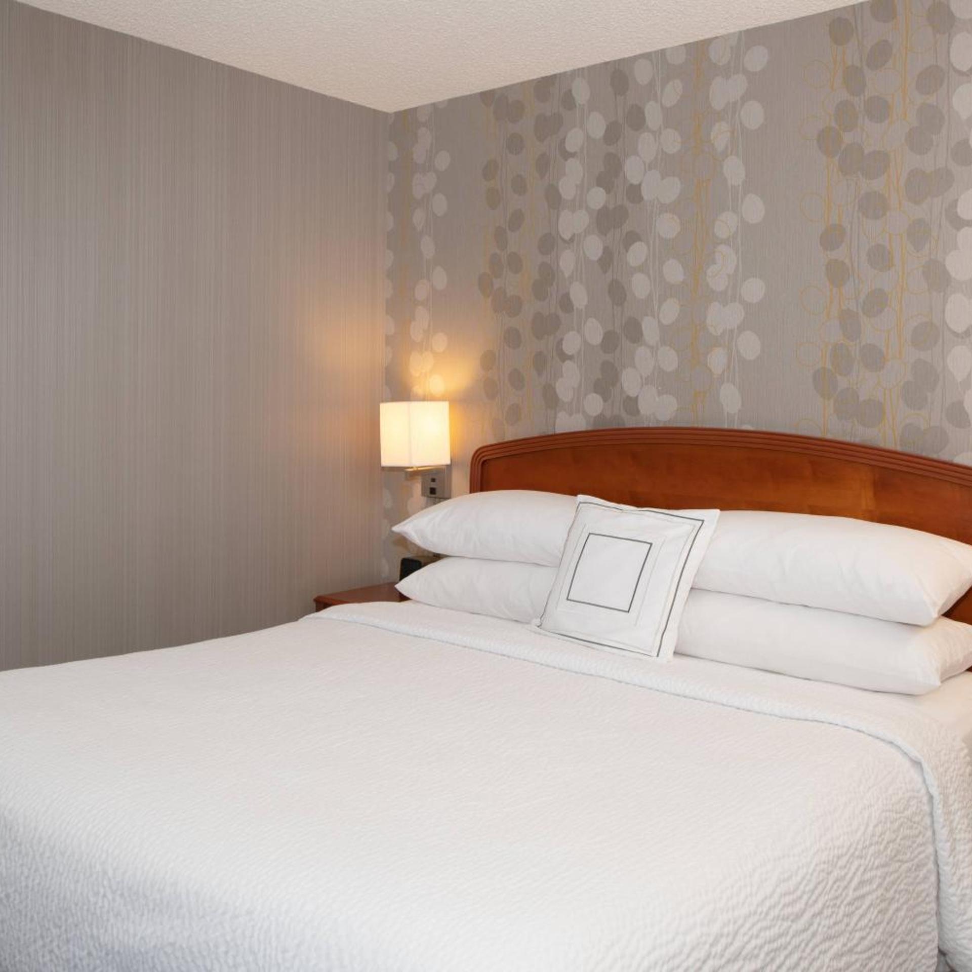 غرفة بسرير كينج في الطابق العلوي