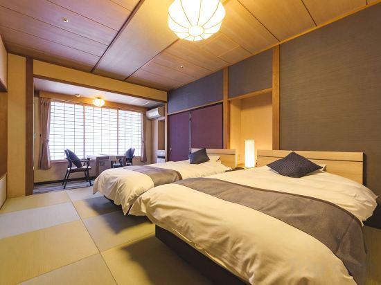 Moon Crest, Modern, Twin Beds, Mountain View