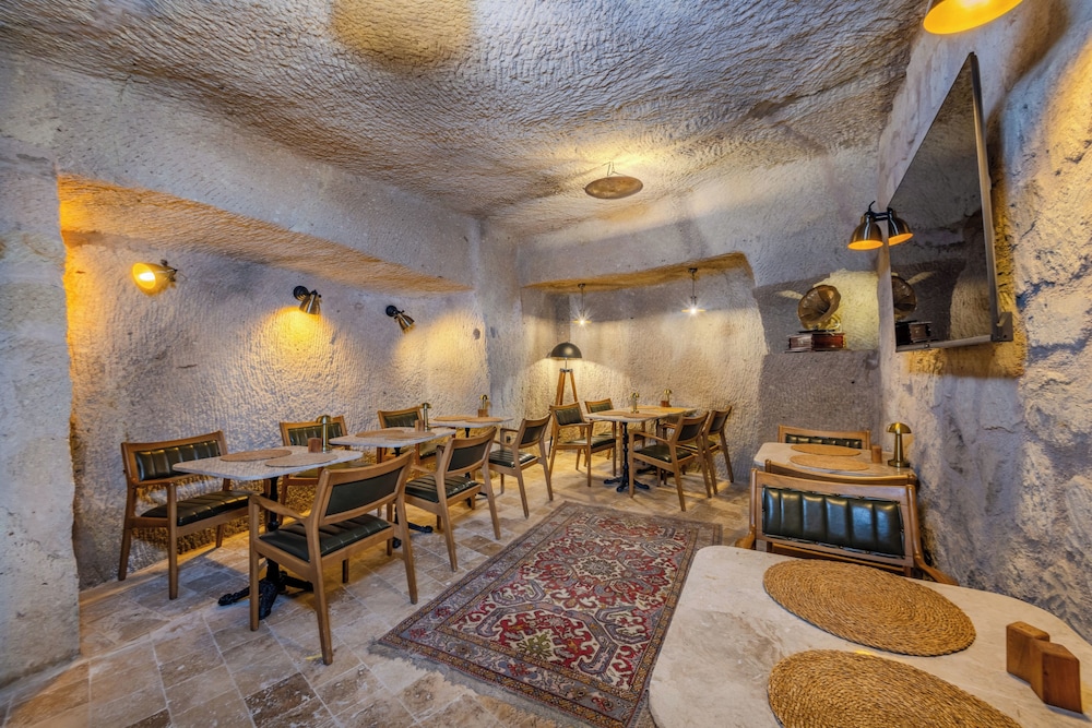 Cappa Via Cave Hotel 29/38