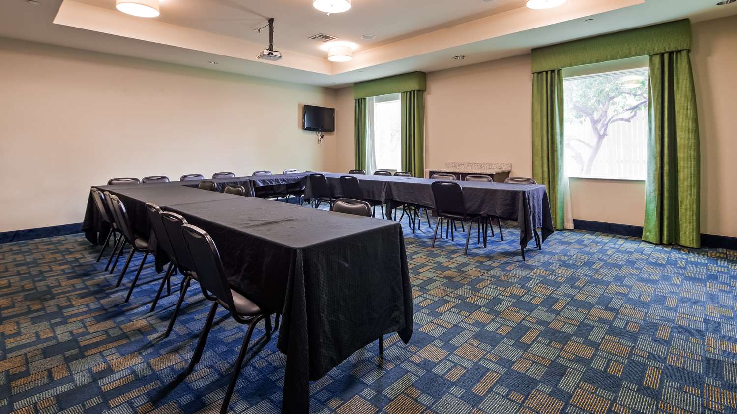 Best Western Plus Carrizo Springs Inn And Suites 8/9