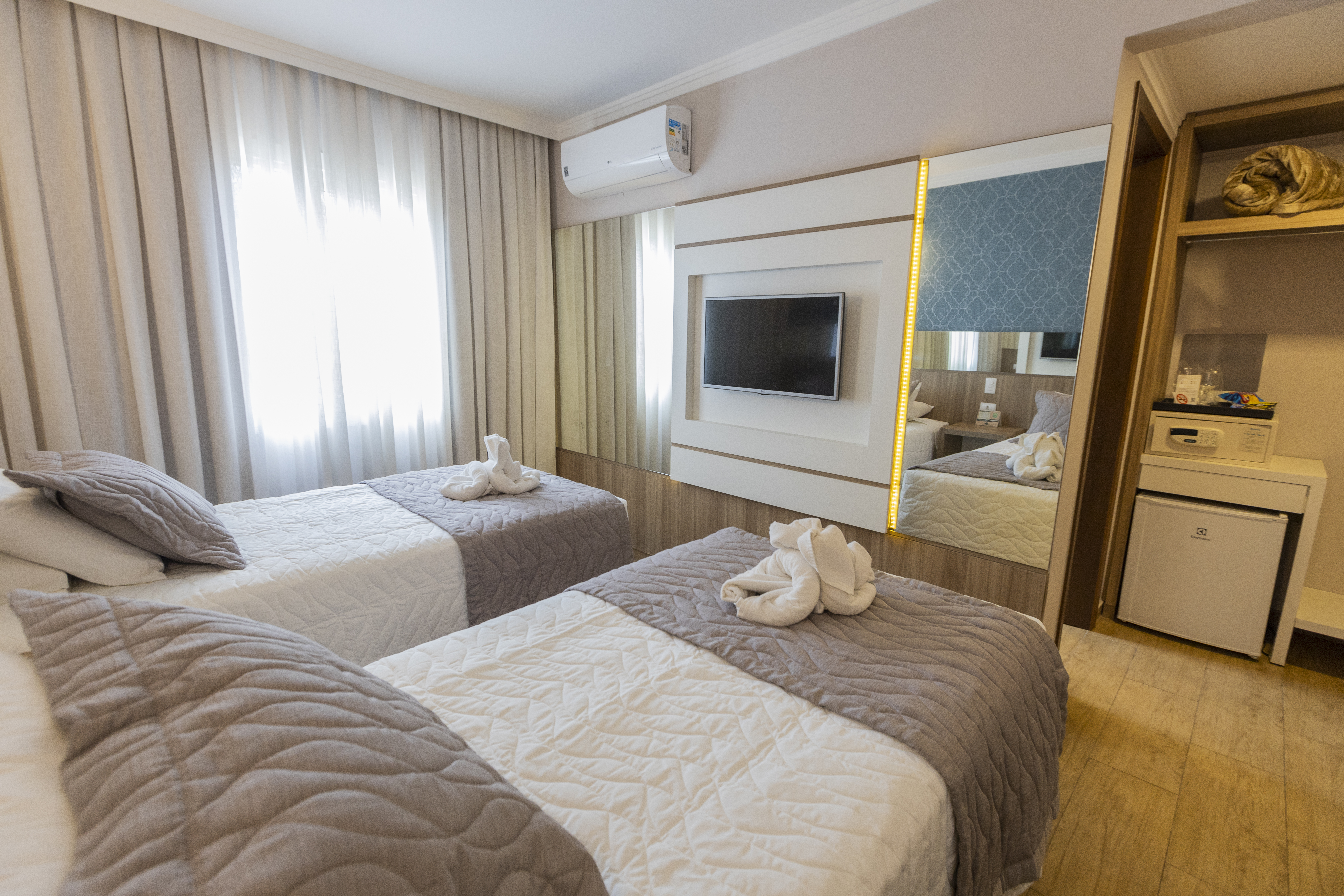 Deluxe, Double or Twin Bed