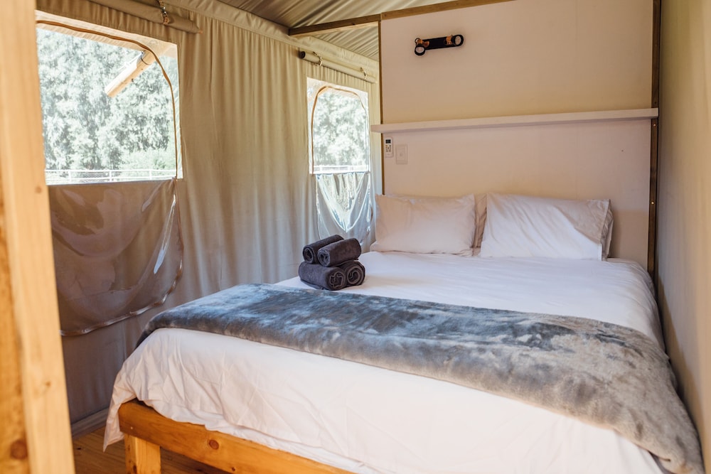 2 BEDROOMS, LUXURY, TENT, LAKE VIEW