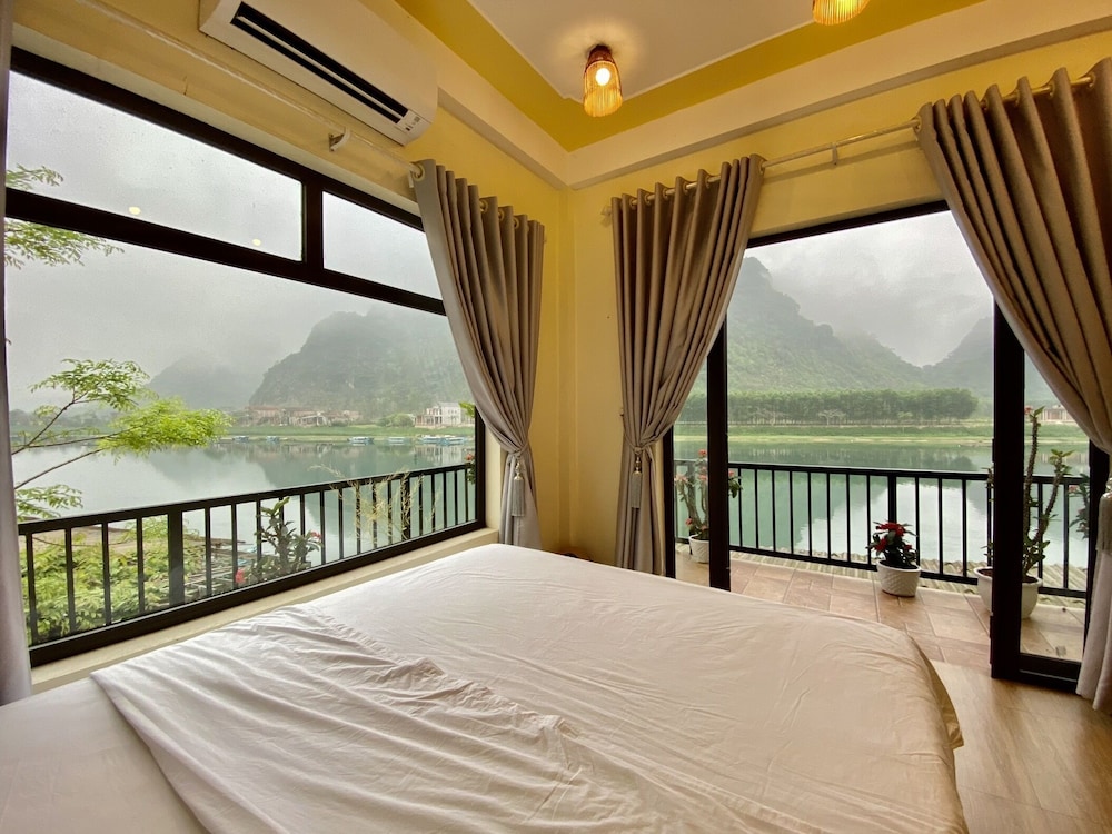 River, Deluxe, Queen Bed, Mountain View, Balcony