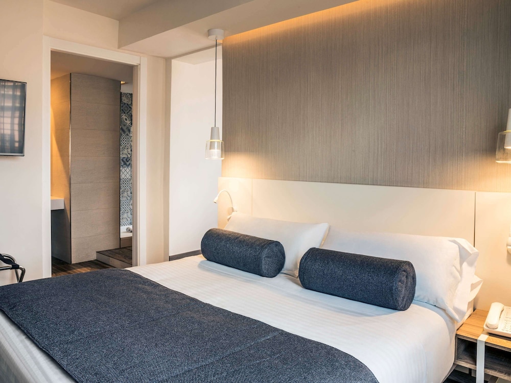 Mercure Barcelona Condor 11/75