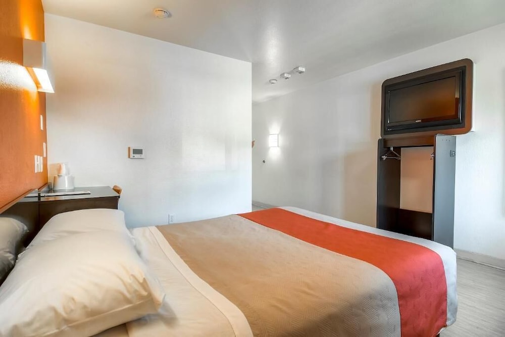 Motel6 Anaheim, CA - Maingate 27/58