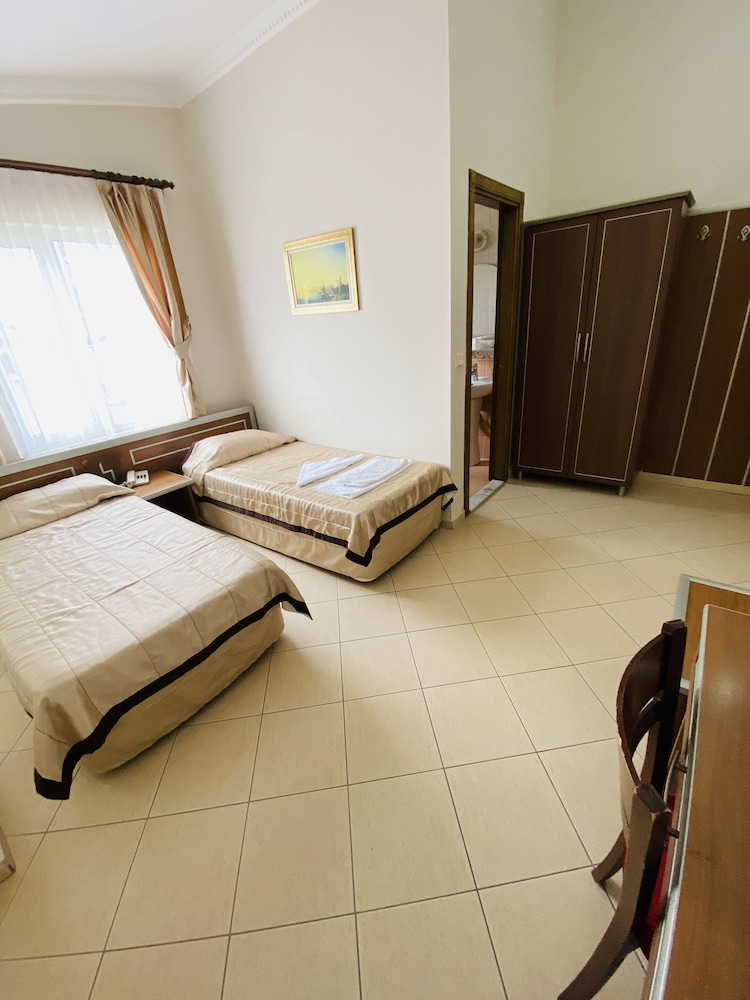 Lemon Hotel 27/50