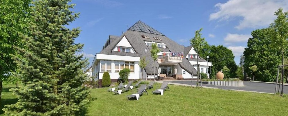 Lazensky hotel Pyramida I 86/90