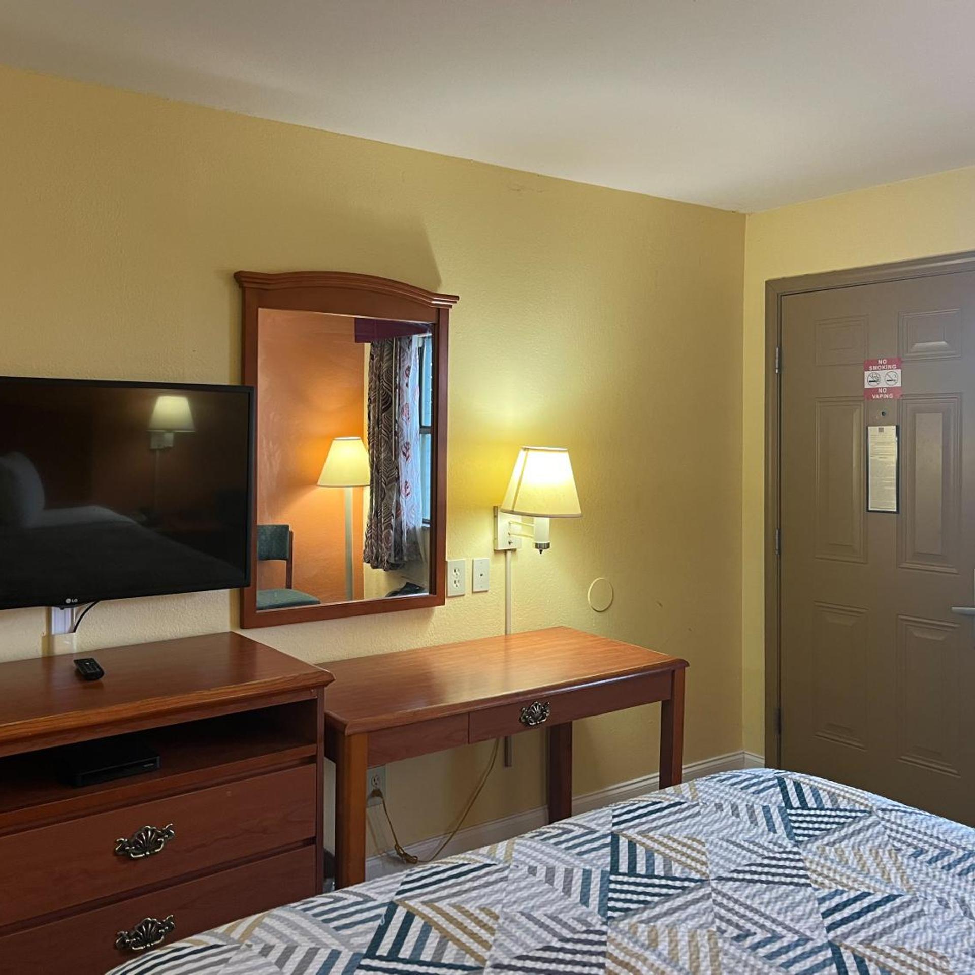 1 Queen Bed - Smoking, Micfridge