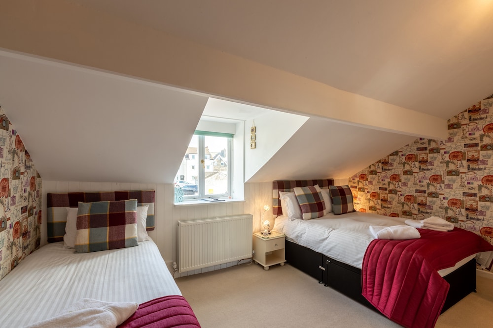 Holly Lodge Guest House 12/72
