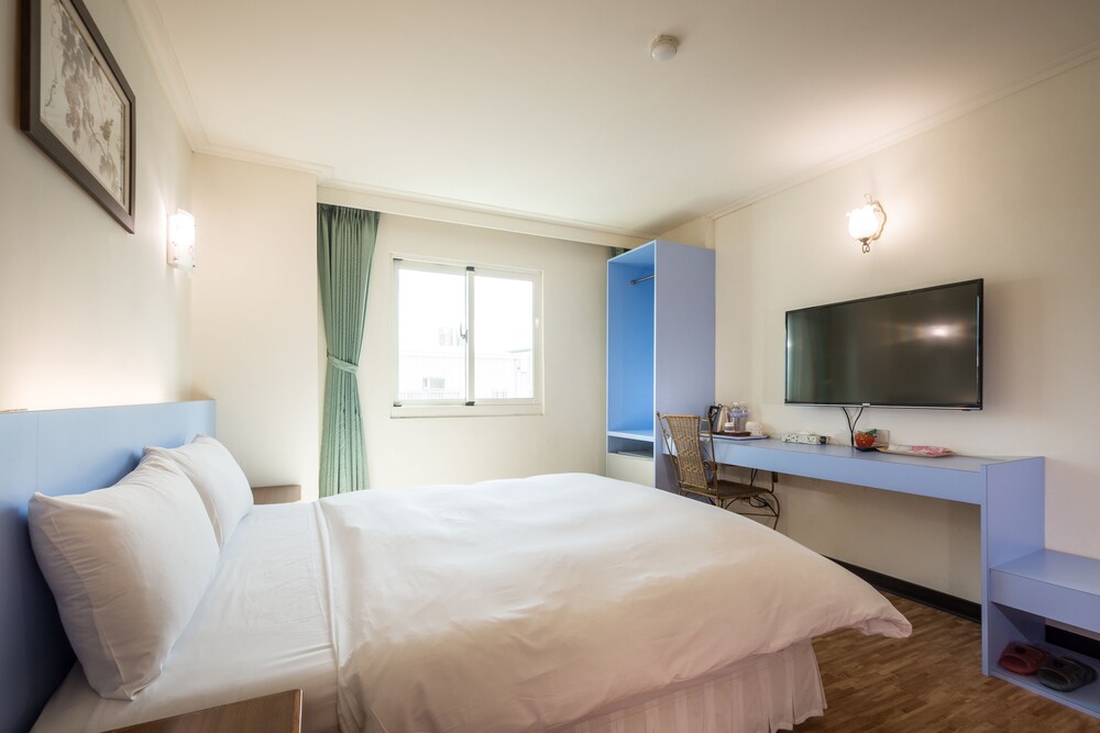 Apple Hotel 12/41