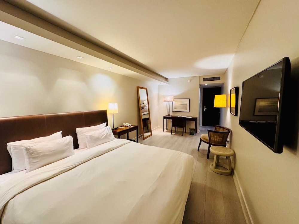 EXECUTIVE, KING BED