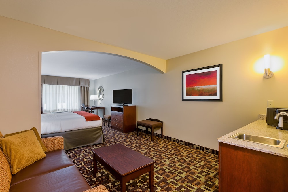Holiday Inn Express Hotel and Suites Salina 40/62