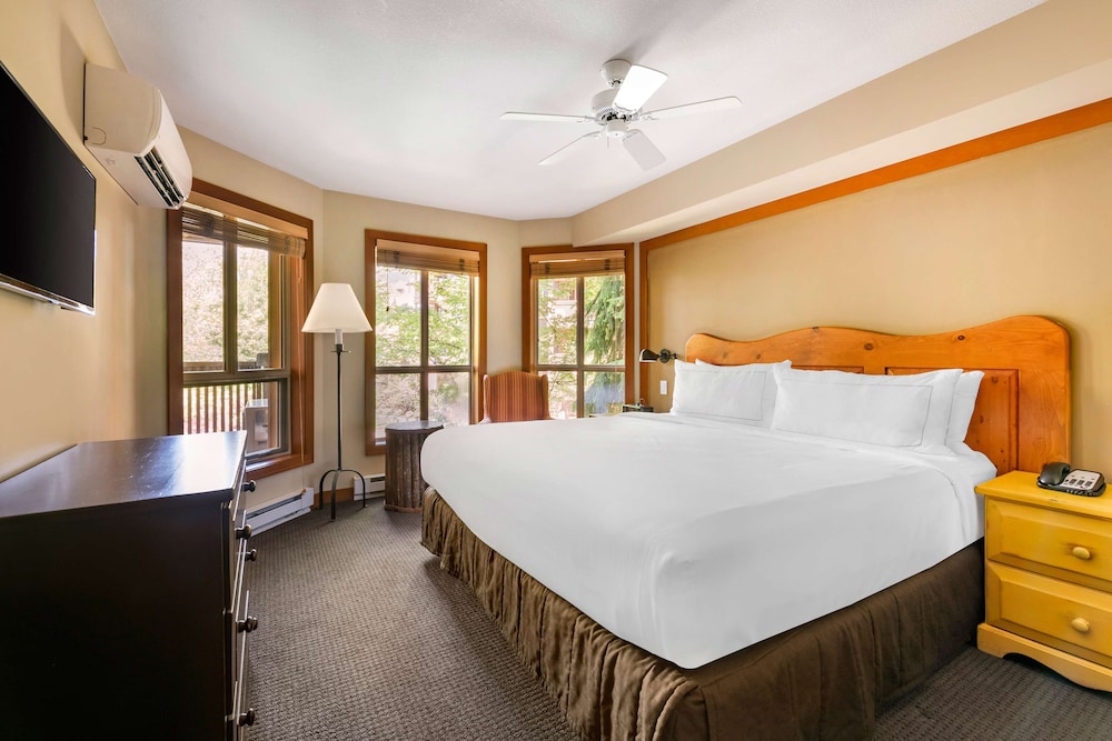 1 BEDROOM, SUITE, KING BED, SOFA