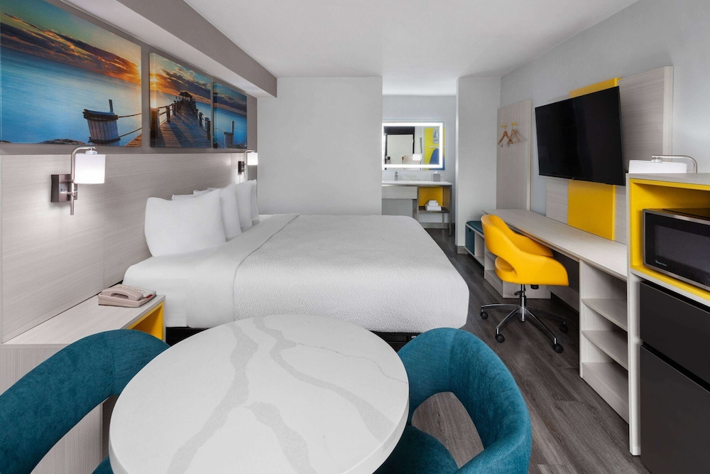 DELUXE, KING BED