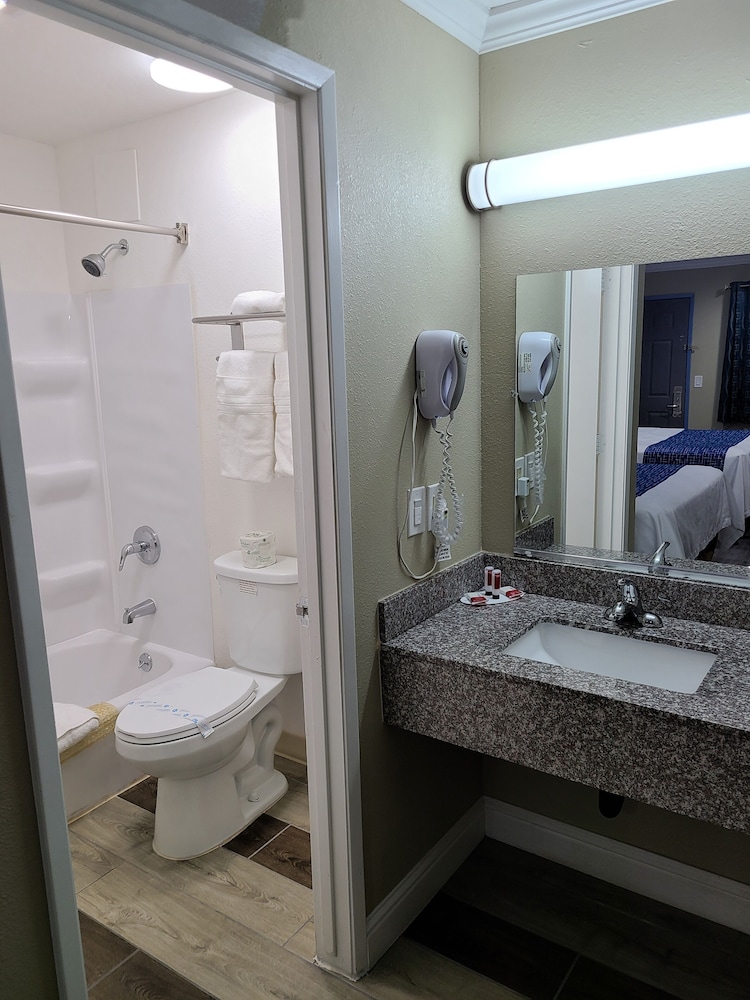 Travelodge by Wyndham Clearlake 11/36