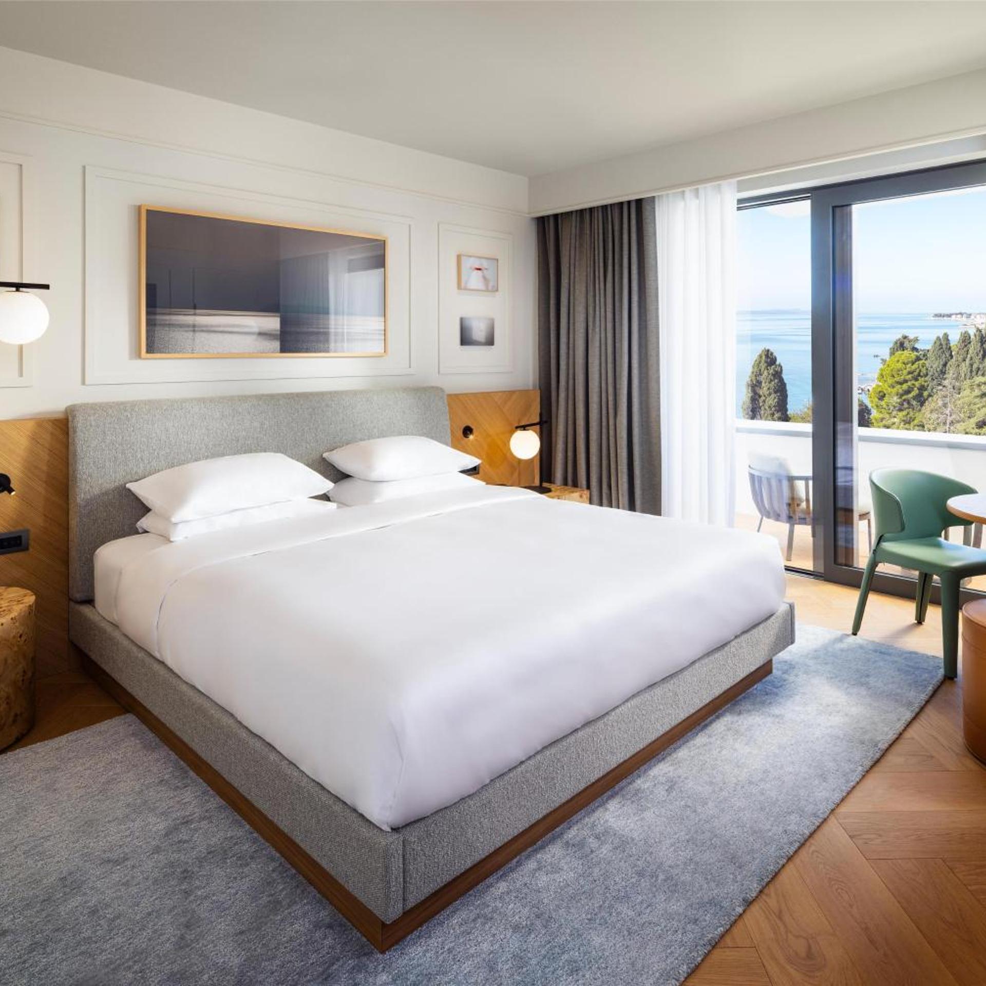 Room, King Bed, Lateral Side Sea View, Balcony