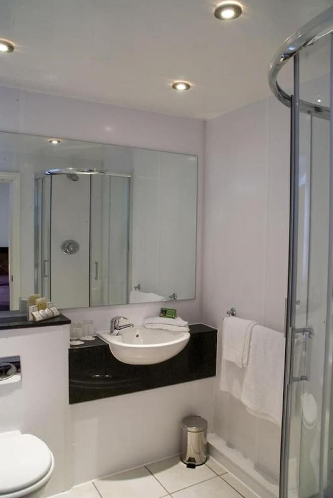Airport Inn Manchester Hotel and Spa 24/71
