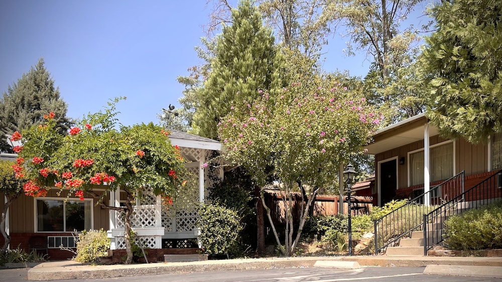 Mariposa Lodge 4/47
