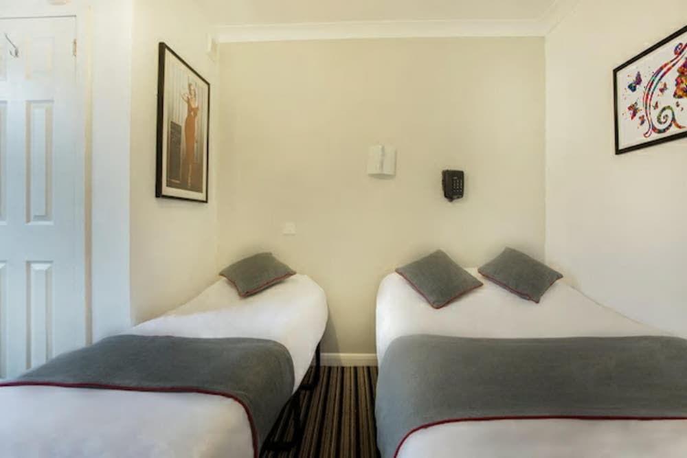 Enrico Hotel 12/34