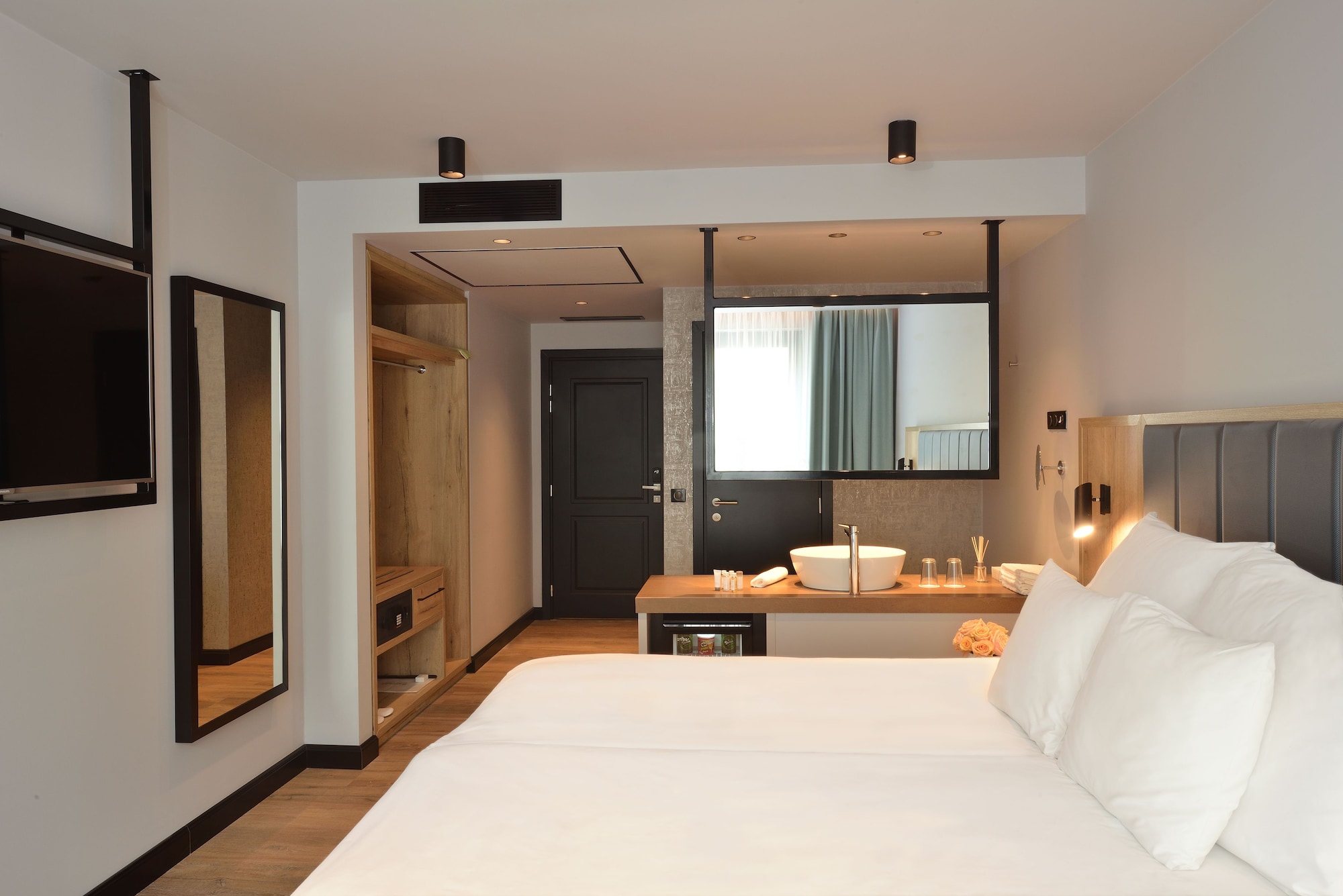 SUPERIOR, DOUBLE OR TWIN BED