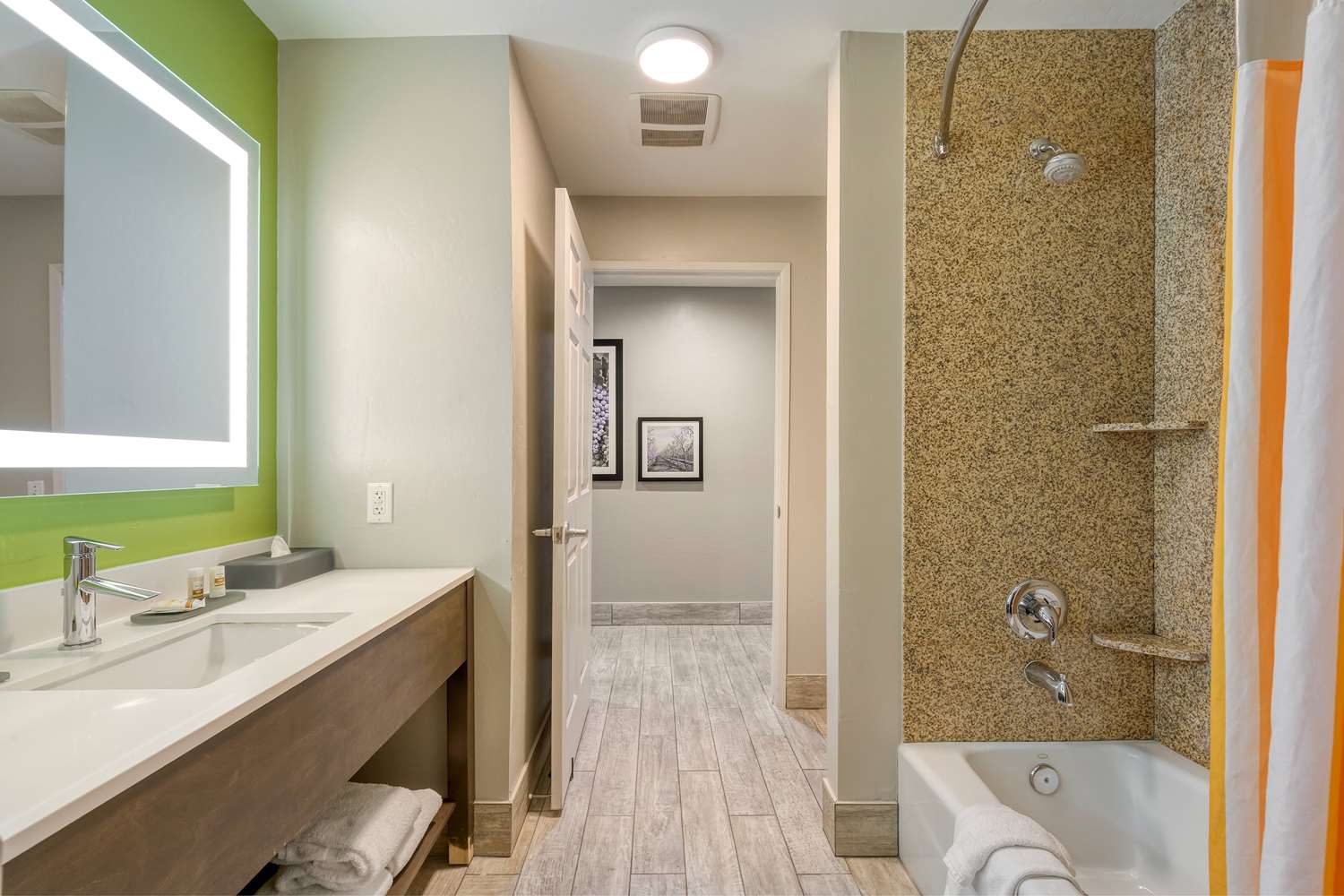 La Quinta Inn & Suites by Wyndham Visalia/Sequoia Gateway 54/60
