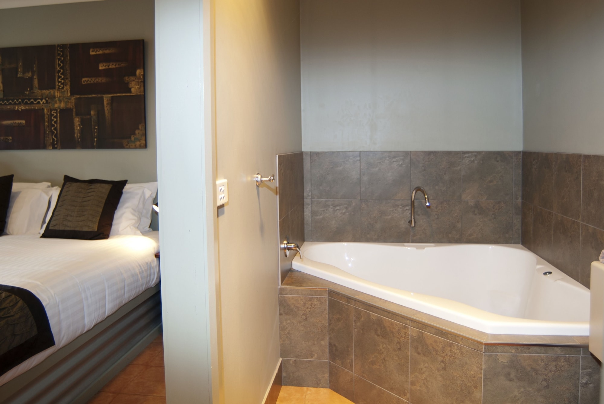 Spa, Executive, Studio, 1 King and 1 Single Beds, Jetted Tub
