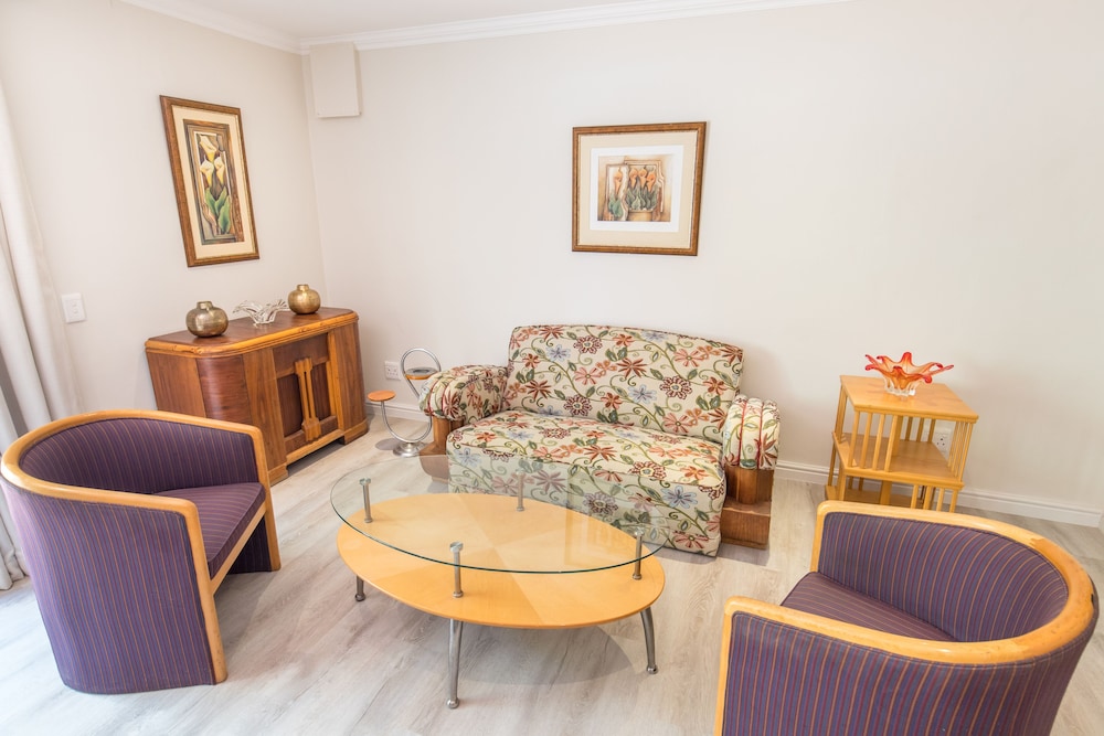 Montagu Country Hotel 77/89