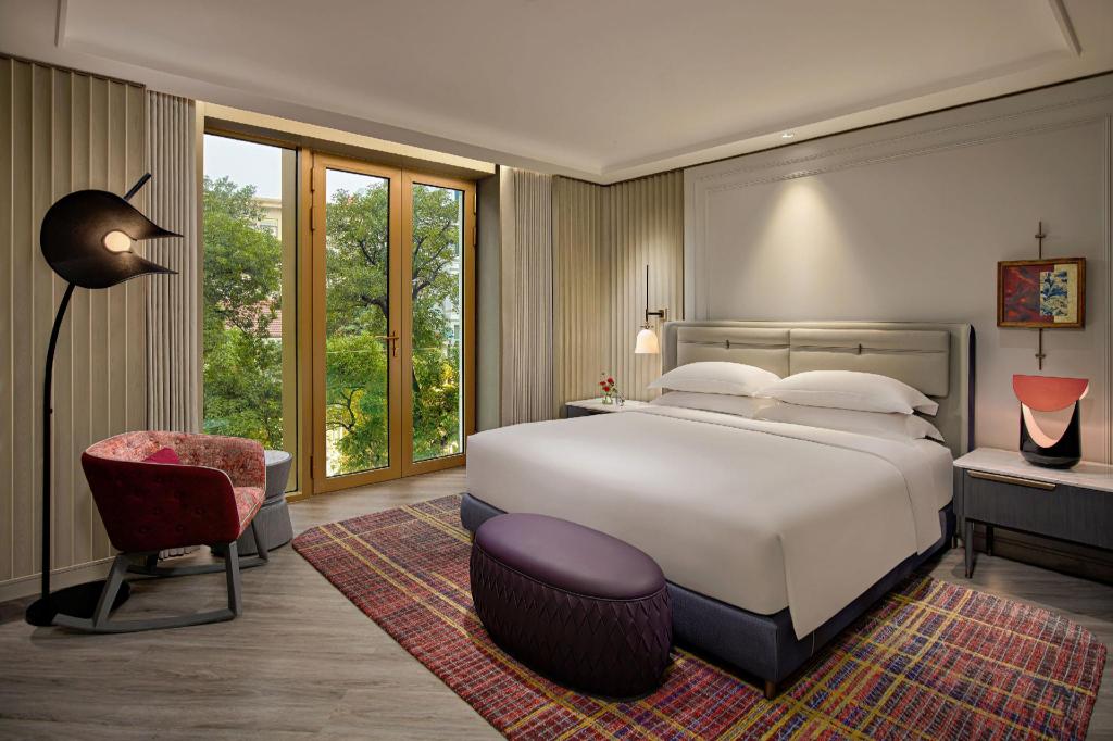 1 BEDROOM, SIGNATURE, GOLD, SUITE, KING BED, LOUNGE ACCESS, HIGH FLOOR