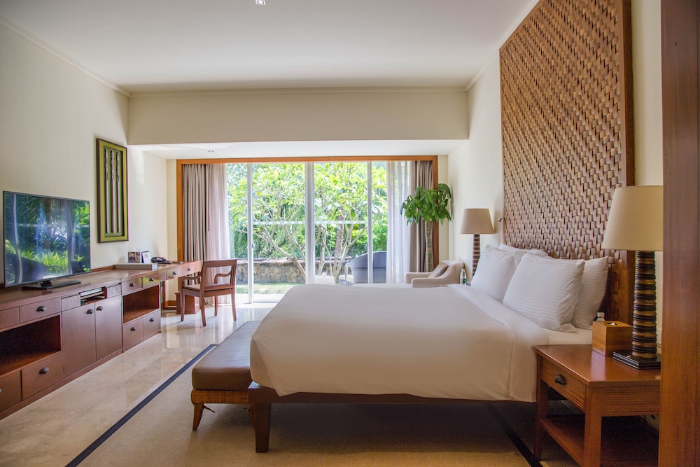 Family Suite, King Bed, Garden View