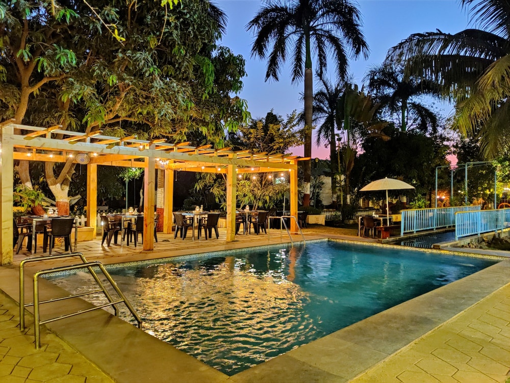 Pushp Vatika Resort & Lawns 2/60