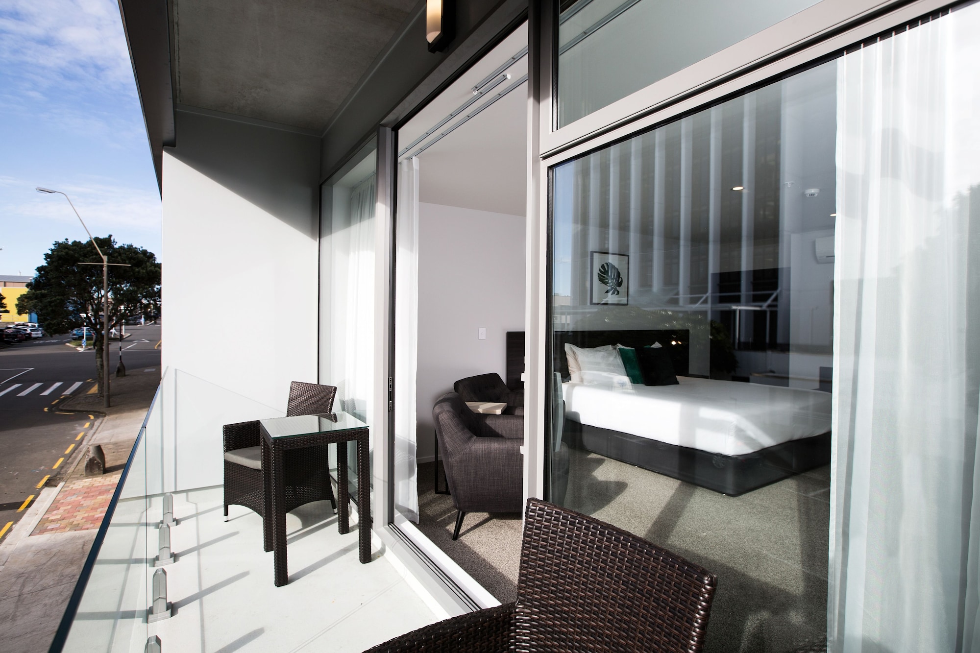 استوديو، The Metrotel Motel 3/3