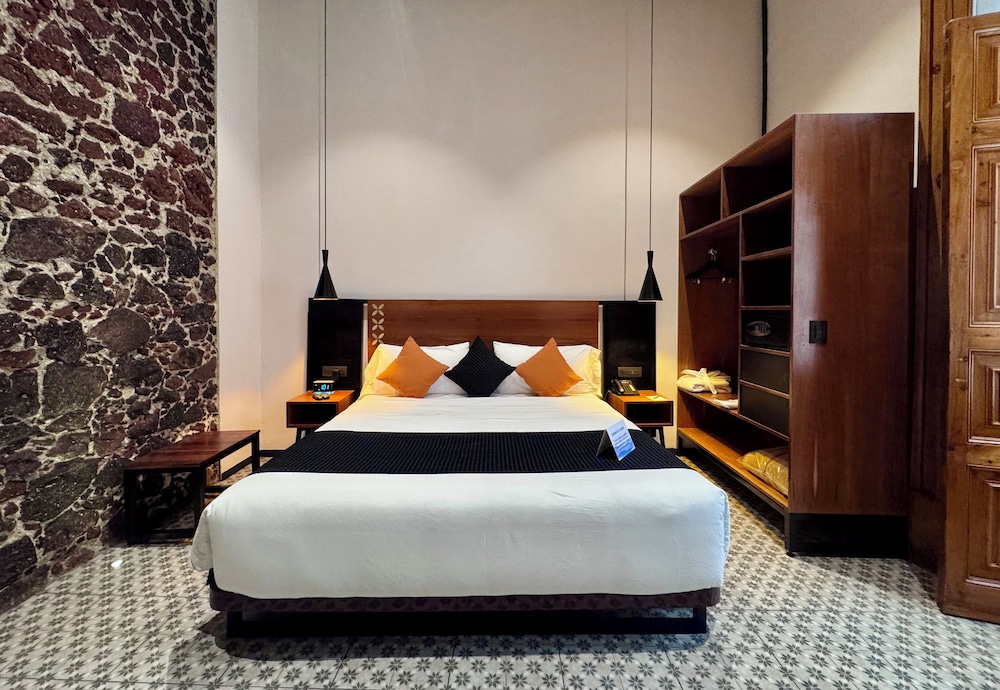 STANDARD, KING BED