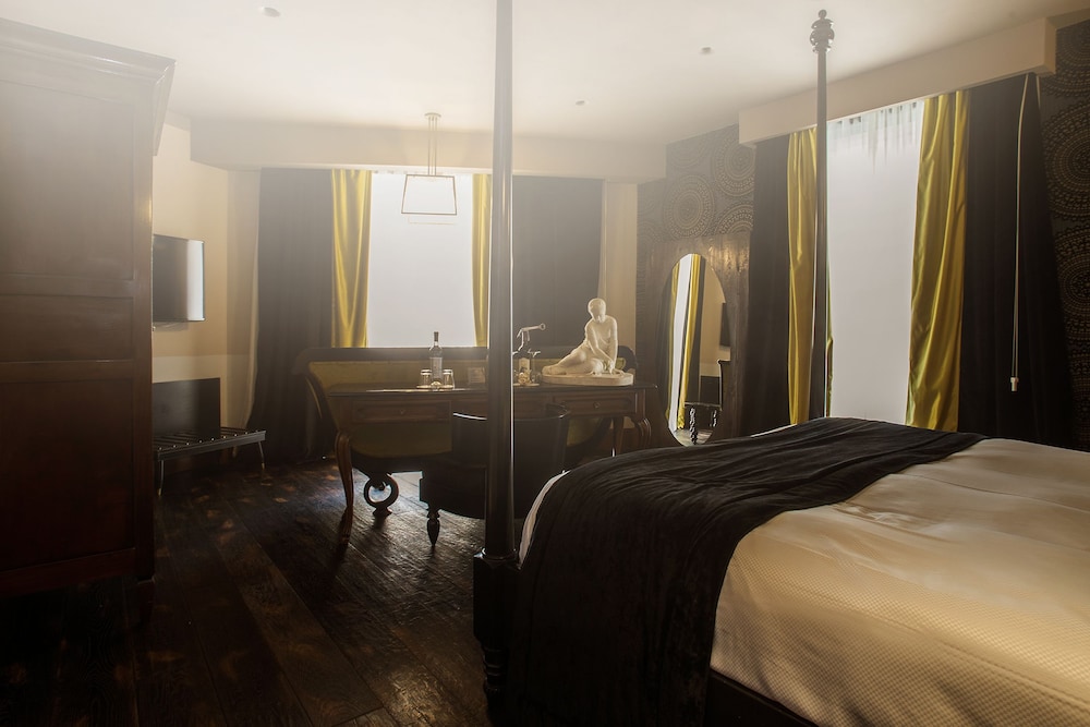 Suite, City View