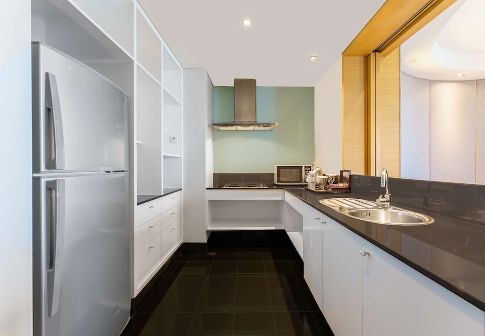 Executive, Penthouse, King Bed, Lake View, Kitchen, Hilton Kuala Lumpur 6/10