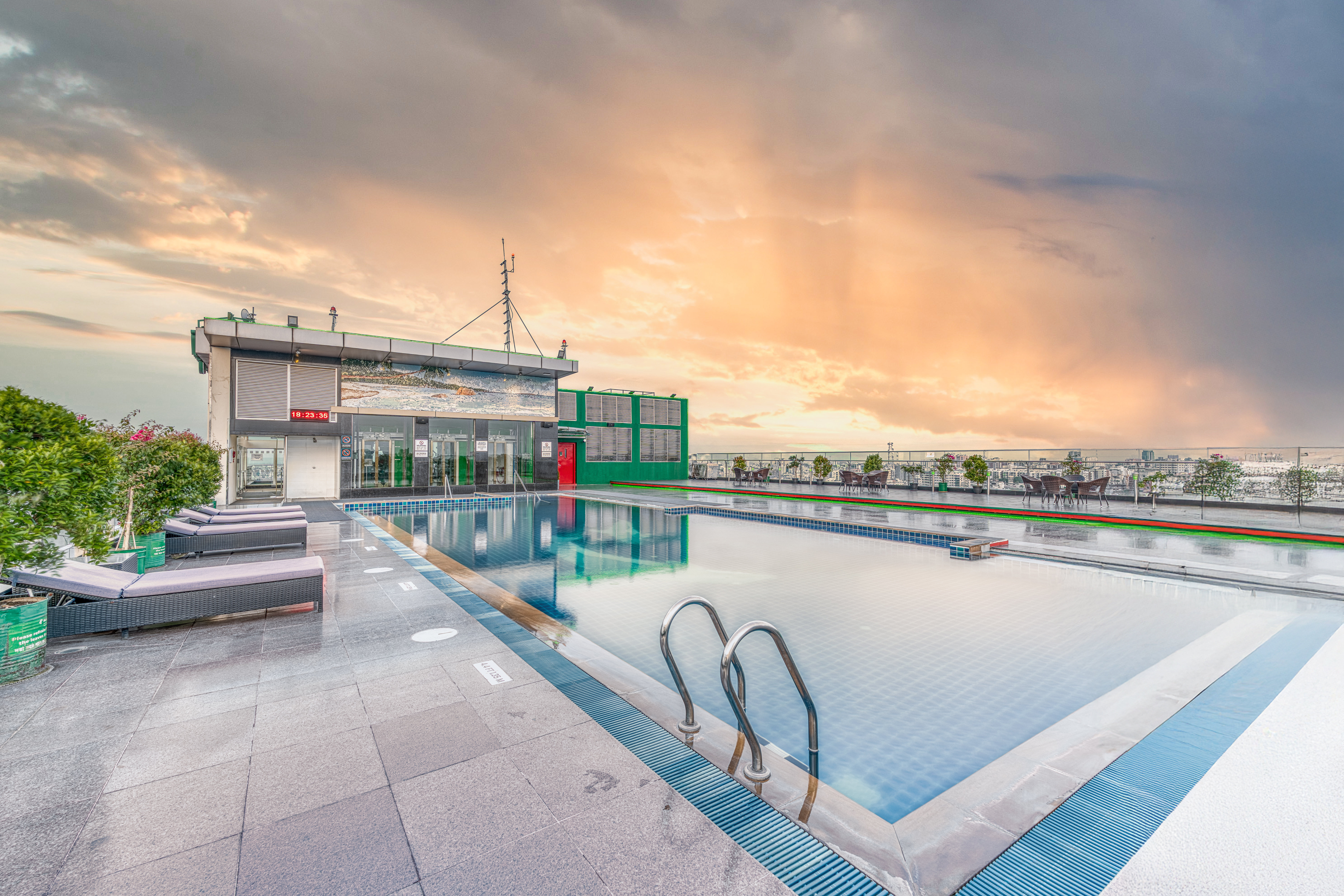 Holiday Inn Dhaka City Centre 42/48
