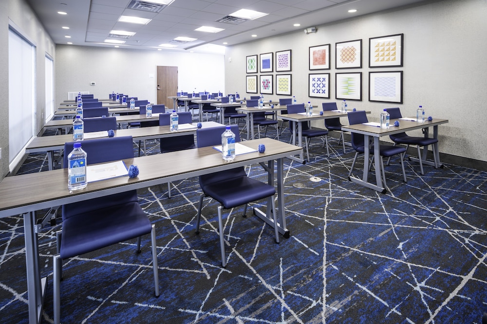 Holiday Inn Express and Suites Brevard City Center 47/51
